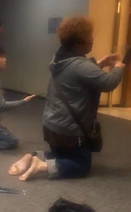 一位来自浙江的投资人，跪在金手指集团位于石家庄希尔顿酒店大厦的办公室，祈求拿回自己的“本金”。 投资人供图