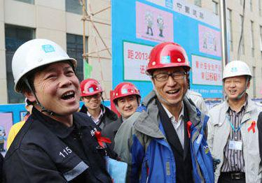 白岩松佩戴“红丝带”宣传防艾知识