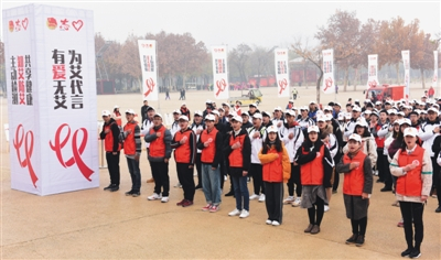 　　2018年12月1日，西安开展艾滋病宣传活动。大学生志愿者集体宣誓：预防艾滋病，洁身自爱，健康生活。资料图片/视觉中国