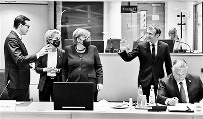 波兰总理莫拉维茨基（最左边）与欧洲其他国家领导人在欧盟秋季峰会上