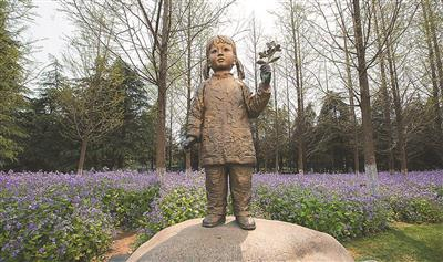 由日本友好人士捐资塑造的“紫金花女孩”铜像