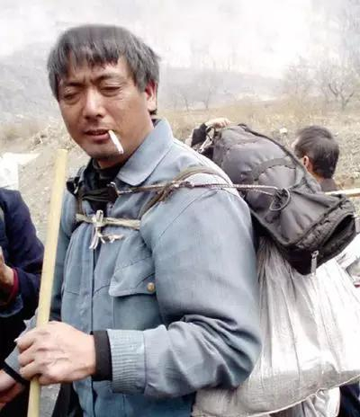 　　“没眼人”光明：40岁，主拉胡琴兼全套打击乐。30岁前有一双明亮的大眼，拿没眼人的话说，是个上过场面的人。图片来自网络