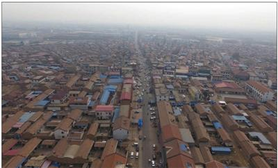 3月31日，航拍六道口村，主干道约两公里的街道两旁都是卖殡葬用品的店。