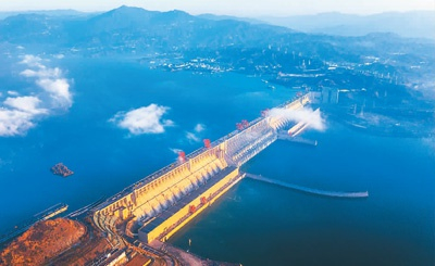 三峡水库为沿江地区生产、生活用水提供了有力保障，同时也改善了长江中下游的航运条件。图为12月29日，雨后初晴的三峡大坝。 　　郑 坤摄（人民视觉）