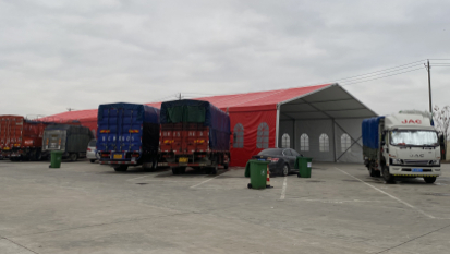 （仙洪高速仙桃南服务区临时设立的口罩转运场所。）