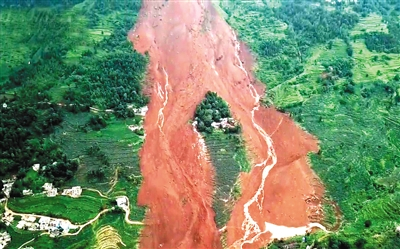 昨日航拍贵州省六盘水市水城县鸡场镇坪地村岔沟组山体滑坡现场。图/IC photo