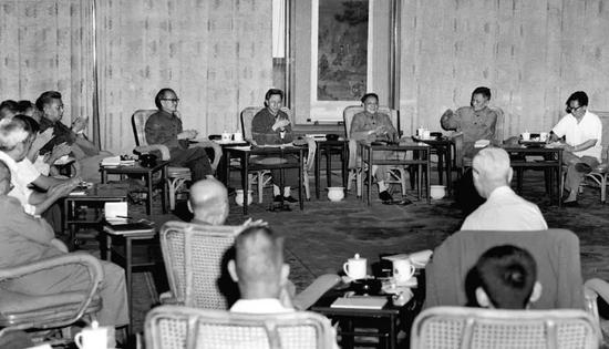 　　1977年8月4日，中共中央在人民大会堂召开全国科学和教育工作座谈会，邓小平、方毅（右四）和科技工作者、教育工作者在一起，畅所欲言、各抒己见。