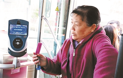 通州区通10路安装了可以扫码乘车的机具