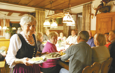 　　随着人口老龄化程度不断加深，推迟退休成为欧洲“新风尚”。图为91岁的德国餐厅服务员正在工作。影像中国