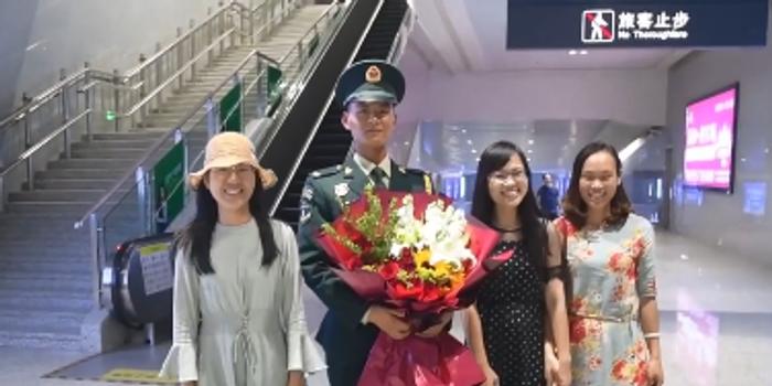 火箭軍受閱官兵歸隊變追星現場 被群眾包圍求合影