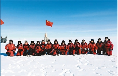 　　1月16日，中国第35次南极科考队昆仑队队员来到海拔4093米的南极冰盖最高点冰穹A，在南极冰盖之巅换上了一面崭新的国旗。图为队员们在此处合影。新华社记者 刘诗平摄