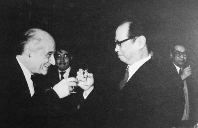 中葡协议草签后，周南与葡方团长卡迪纳共同举杯庆祝。