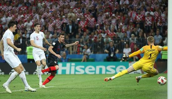 ▲克罗地亚队球员曼朱基奇在比赛中射门得分。 &nbsp;图片来源：新华社
