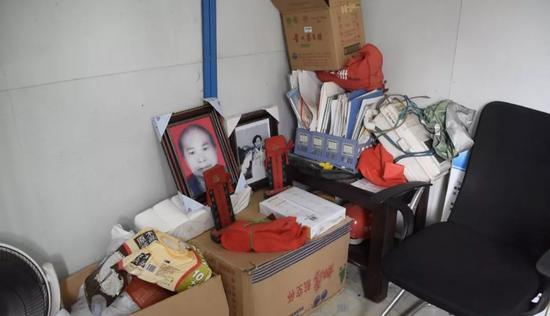 　　李尚平、李三保相继去世后，担心王玲秀难过，村干部将遗照和牌位挪到了村办公室。新京报记者邵骁歆 摄