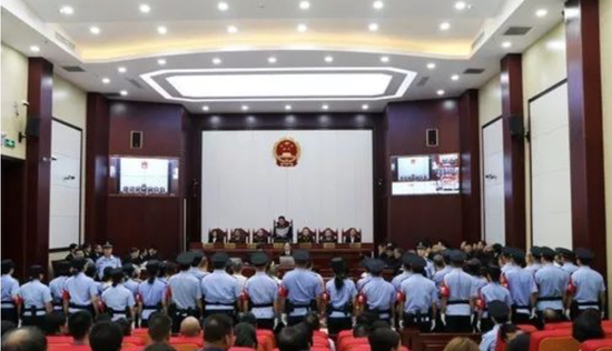 武安市人民法院依法对李丽娟等16人涉恶案件，进行一审公开宣判。 &nbsp;图片来源：武安法院