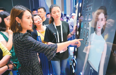 　　在2018中国国际大数据产业博览会上，参观者通过阿里巴巴的虚拟试衣镜体验现场试衣。 　　新华社记者 欧东衢摄