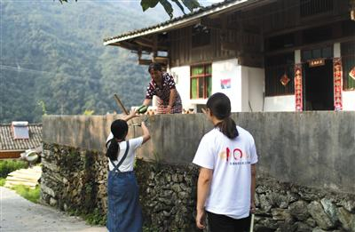 杨先和蔡玲采访完一家后，村民一定要给一些蔬菜。