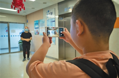 7月20日，路子宽拍下父亲在住院区的照片，向帮助过他们的好心人报平安。