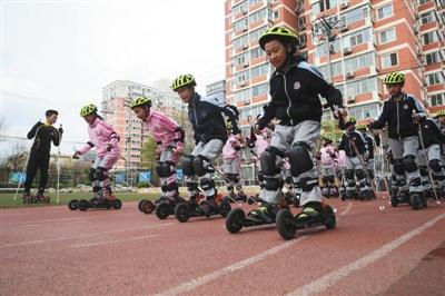 4月4日上午，中关村第二小学（华清校区）学生在操场上练习旱地滑雪。新京报记者 王贵彬 摄