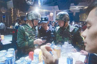 凭祥边防派出所官兵加大对娱乐场所治安清查力度。