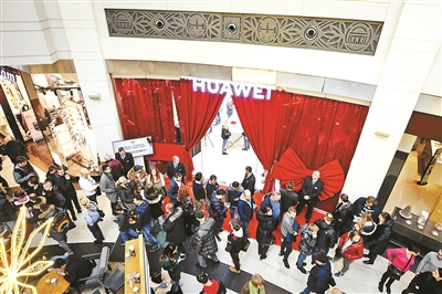 　　当地时间2018年12月，波兰华沙，华为东北欧地区部首个高级体验店“HUAWEI WARSZAWA”盛大开业，两天进店近万人供图/视觉中国