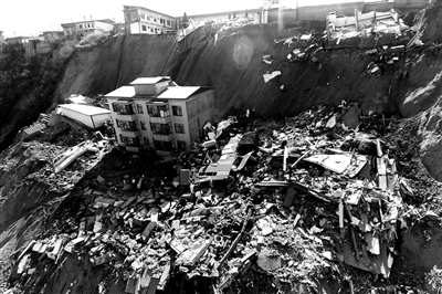 搜救现场，救援人员与一只搜救犬一起轮休 供图/视觉中国