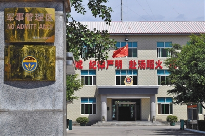 　　4月2日，凉山州森林消防支队西昌大队驻地，几天前，27名消防队员从这里奔赴火场，再也没有回来。他们实践了办公楼上那十六个大字“对党忠诚，纪律严明，赴汤蹈火，竭诚为民”。新京报记者 吴江 摄