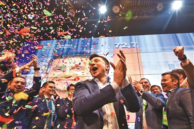 　　当地时间4月21日，基辅，乌克兰喜剧演员、总统候选人泽连斯基（中）在竞选总部庆祝出口民调领先。