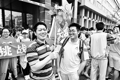 八一学校考点门前，一位考生家长手举一枝向日葵前来，祝考生一举夺“葵” 摄影/王紫阳