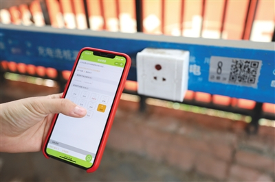 　　6月4日，石景山区古城现代嘉园，老旧车棚改造后自行车充电棚内，记者体验通过扫取二维码使用充电桩。