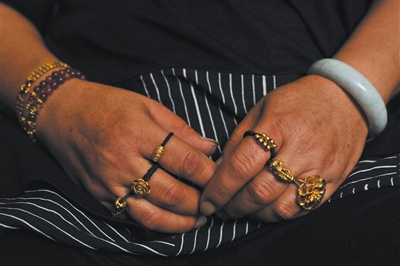 　　王云，女，47岁。 1989年第一次接触毒品，经过3次强制戒毒，2015年从强戒所出来后再没“沾”毒。 6月25日，云南元江。王云双手戴着首饰，这些首饰价值三万余元，是她戒毒后做生意挣了钱购买的。