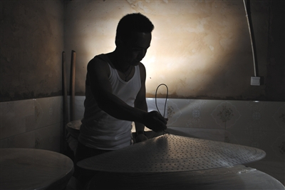 　　林强，男，37岁 17岁接触毒品，经历三次强制戒断，至今已戒毒7年。 6月25日，云南玉溪。林强在自己的小酒坊查看白酒的发酵情况。现在他不仅是一名创业者，也是一名戒毒志愿者。