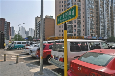 昨日下午，朝阳区广百西路，违规停放的机动车压在斑马线上。