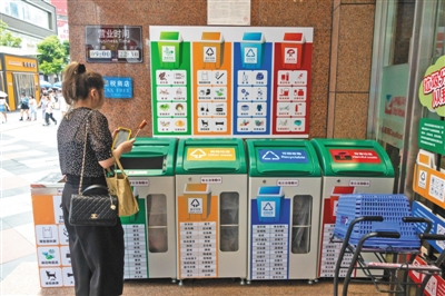 7月31日，成都，一商场入口设有垃圾分类箱，并在显著位置标示垃圾分类知识。 图片/视觉中国