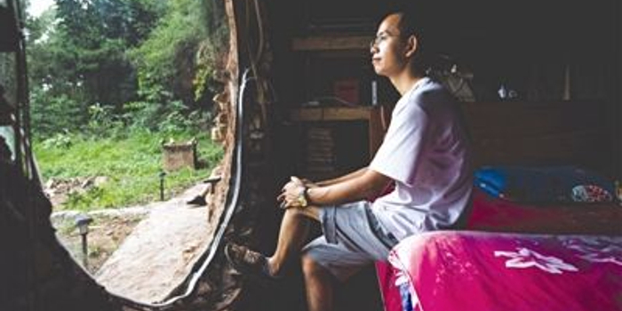 漂泊十余载欠债30余万 小伙放弃过万月薪住洞穴 隐居?作秀?_手机新浪网