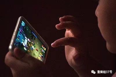 ▲一名儿童正沉浸在一款手机网络游戏中。&nbsp;&nbsp;&nbsp;&nbsp;视觉中国