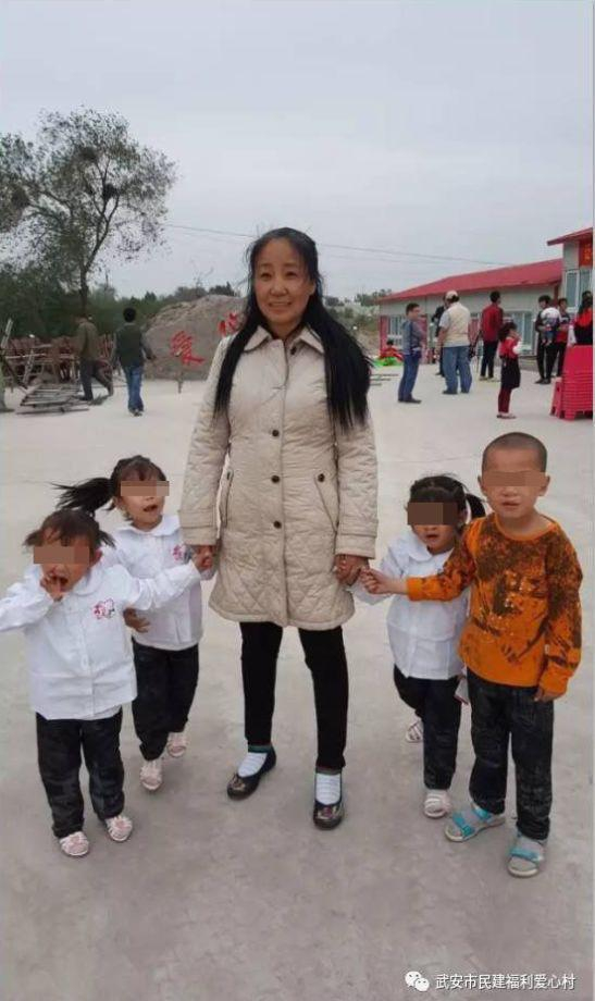 曾经李利娟和孩子们在爱心村