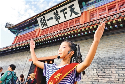 小导游在河北秦皇岛市天下第一关城楼为游客讲解。新华社记者 杨世尧摄