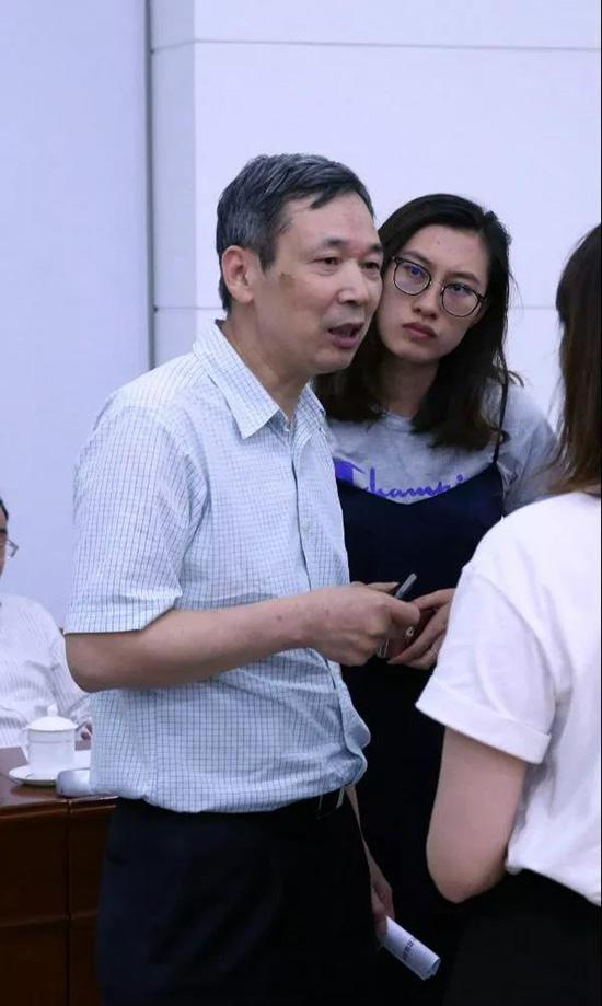 媒体记者采访本科教学委员会主任席南华院士。杨天鹏 摄