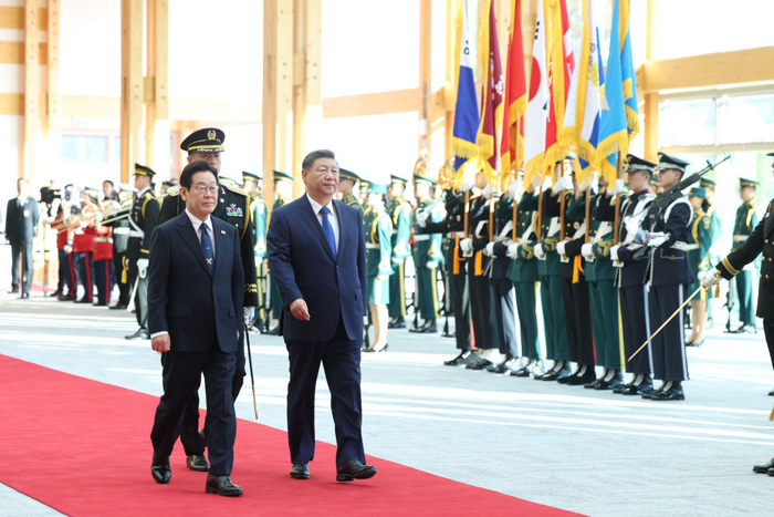 　　当地时间11月1日下午，韩国总统李在明同中国国家主席习近平在庆州博物馆举行会谈。这是习近平在李在明陪同下检阅仪仗队。新华社记者 丁海涛 摄