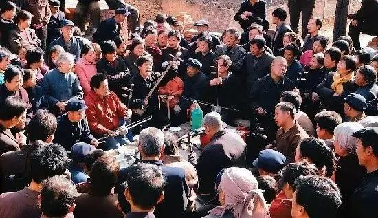 “没眼人”在表演弹唱。图片来自网络