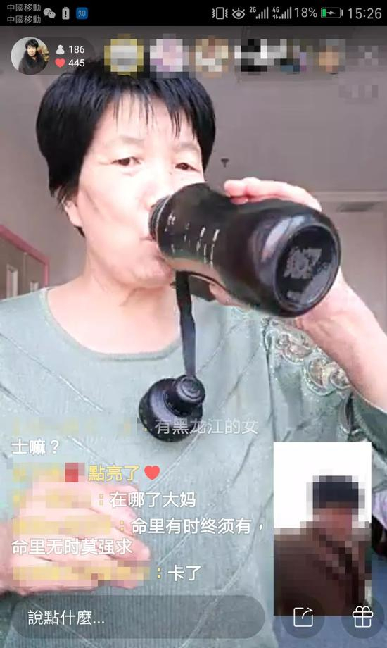 林敬福在直播时喝水，水杯端在嘴边，眼睛还是黏在屏幕上。&nbsp;图片来自直播截图