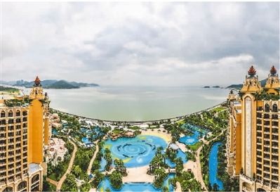 位于横琴国际休闲旅游岛的珠海长隆海琴湾酒店海景客房和泳池。新华社记者 刘大伟摄