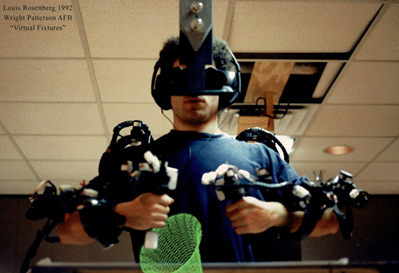 1992年，罗森伯格为美国空军测试AR增强现实实验。罗森伯格供图