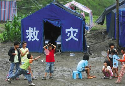 　　改革物语 2008年6月19日，四川什邡滢华镇爱心帐篷学校，孩子们正在帐篷里上课。资料图片/新京报记者 薛珺 摄
