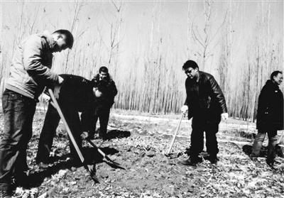 2009年，肖俊京（右二）在密云案发现场