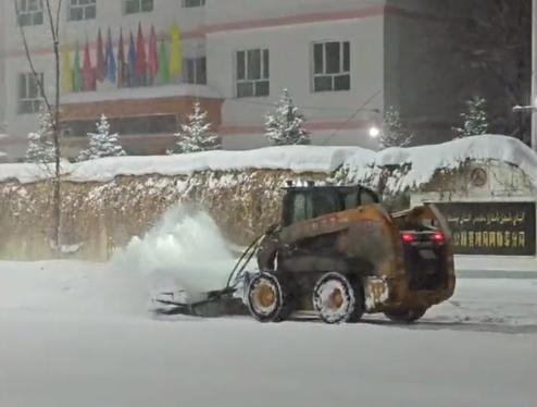  2月16日凌晨，阿勒泰市有关部门连夜清扫积雪。积雪视频截图/雪都融媒