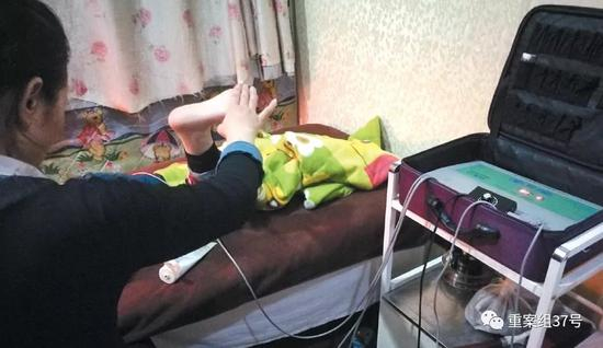 　　▲1月16日晚，北京朝阳区石佛营路一家理疗店，技师正使用华林酸碱平生物电DDS 按摩器为记者疏通经脉，宣称能提高人体免疫力。 实习生 陈婉婷 摄