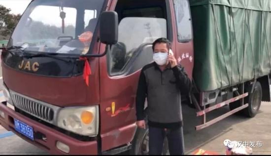 肖红兵和站在货车前打电话。图片来自汉中发布 官方微信