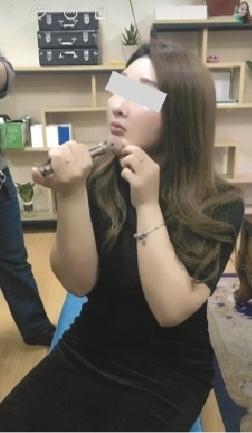 播主录视频展示消费者自行注射玻尿酸。微信截图